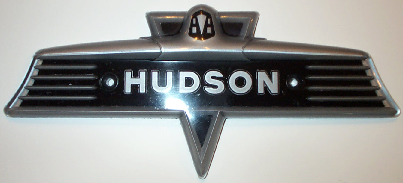 1946-1947 Commodore trunk emblem
